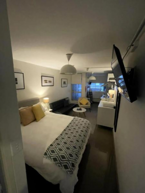 Spacious Studio w pool & just off Oxford St Sydney